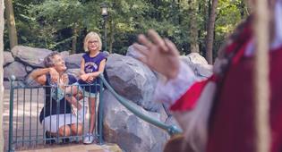 Moeder en dochter bij Roodkapje in het Sprookjesbos in de Efteling