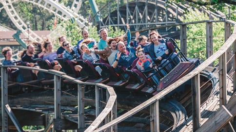Gezin in achtbaan Joris en de Draak in de Efteling