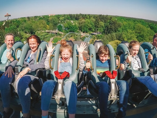 Familie in achtbaan Baron 1898 in de Efteling