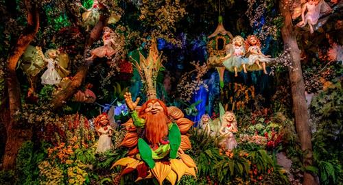 Scène uit attractie Droomvlucht met een zwaaiende koning en verschillende elfjes.