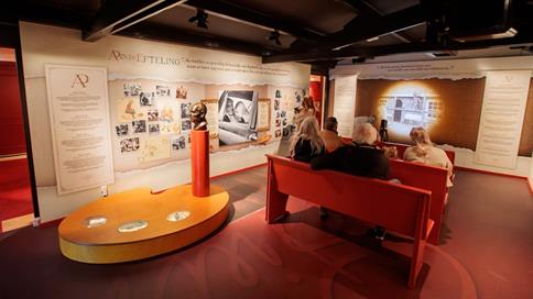 Overzichtsfoto van wisseltentoonstelling over Anton Pieck in het Efteling Museum