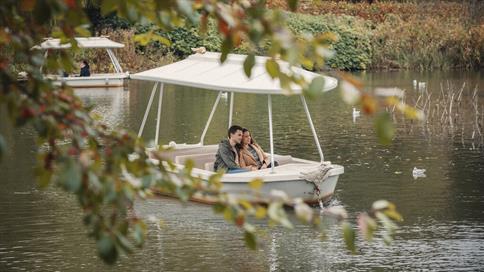 Stelletje in een bootje van attractie Gondoletta.