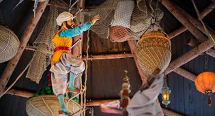 Handelaar op hangladder in Sirocco in de Efteling