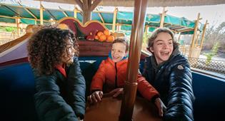 Jongens in een handelsschuit van Sirocco in de Efteling