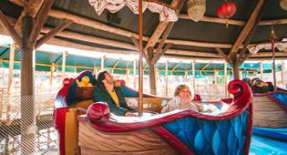 Vader met kind in een handelsschuit van Sirocco in de Efteling