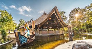 Vooraanzicht van attractie Sirocco in de zomer