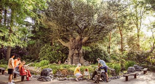 Familie in de zomer bij Sprookjesboom in de Efteling