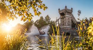 Attractie De Vliegende Hollander tijdens zonsondergang in de Efteling