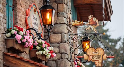 Uithangbord bij ingang Bäckerei Krümel