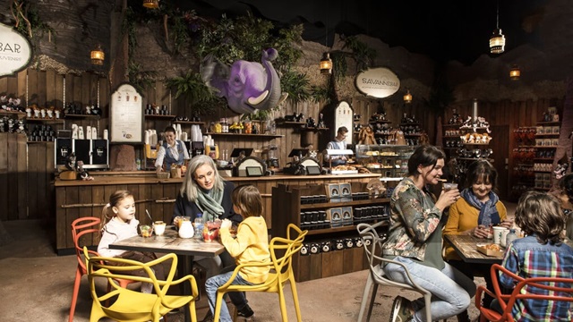 Gezinnen in de Savannebar bij Fabula