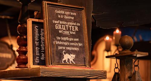Bordje met tekst in horecalocatie In den Swarte Kat in de Efteling