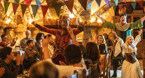 Ruiter Thomas, Samira en de Herbergier zingen een lied