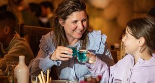 Moeder en dochter met een drankje bij Het Wapen van Raveleijn