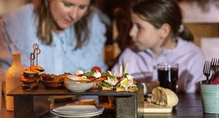 Plateau met voorgerechten bij restaurant Het Wapen van Raveleijn