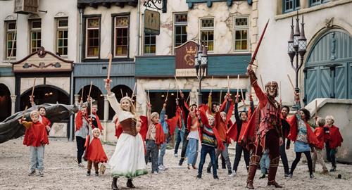 Samira en Ruiter Thomas met kinderen in de Ruiterschool