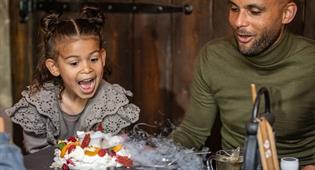 Vader en dochter met een dessert bij Het Wapen van Raveleijn
