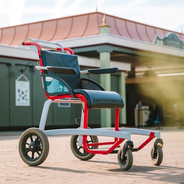 Efteling rolstoel voor het servicegebouw