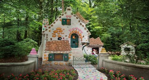 Vooraanzicht van het snoephuisje van Hans en Grietje