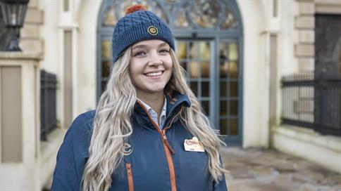 Medewerker bij de ingang van kantoor Raveleijn