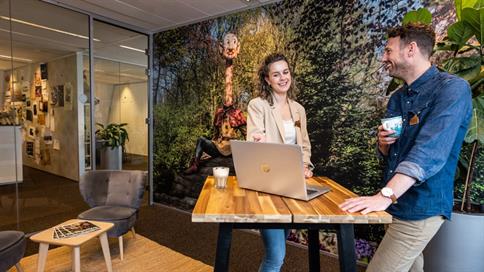 Medewerkers in vergaderruimte van kantoor Raveleijn